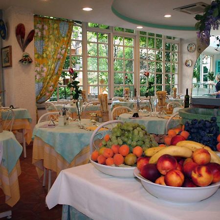 Hotel Marconi Cattolica Bagian luar foto