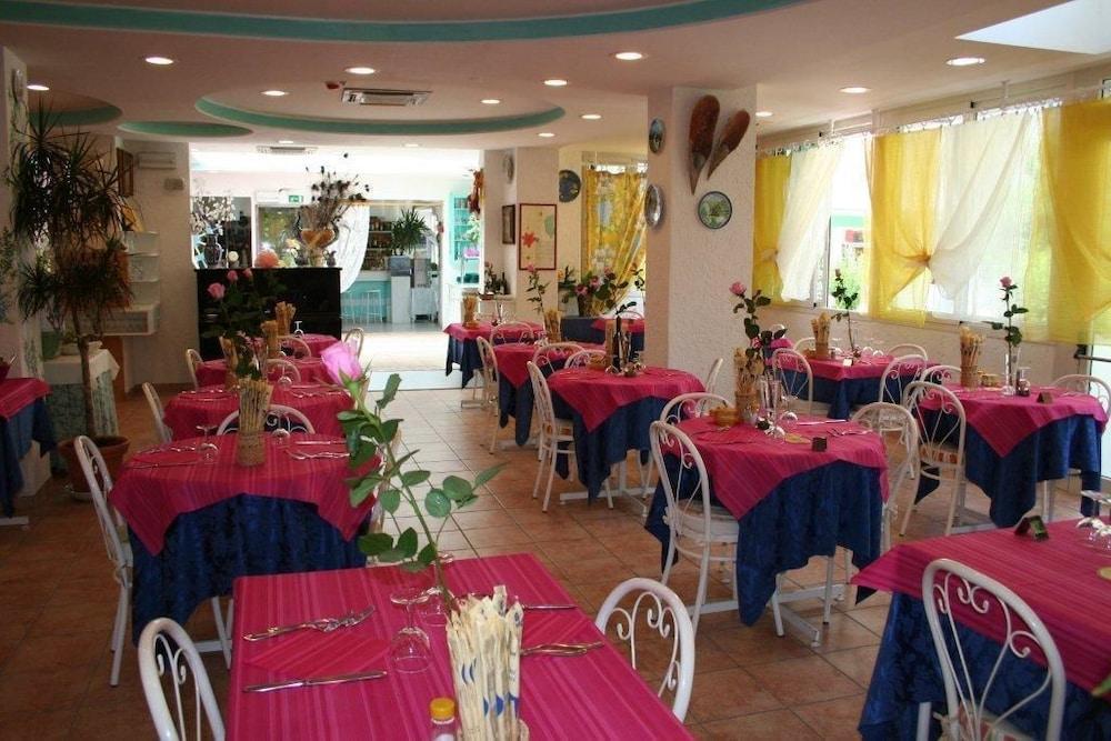 Hotel Marconi Cattolica Bagian luar foto