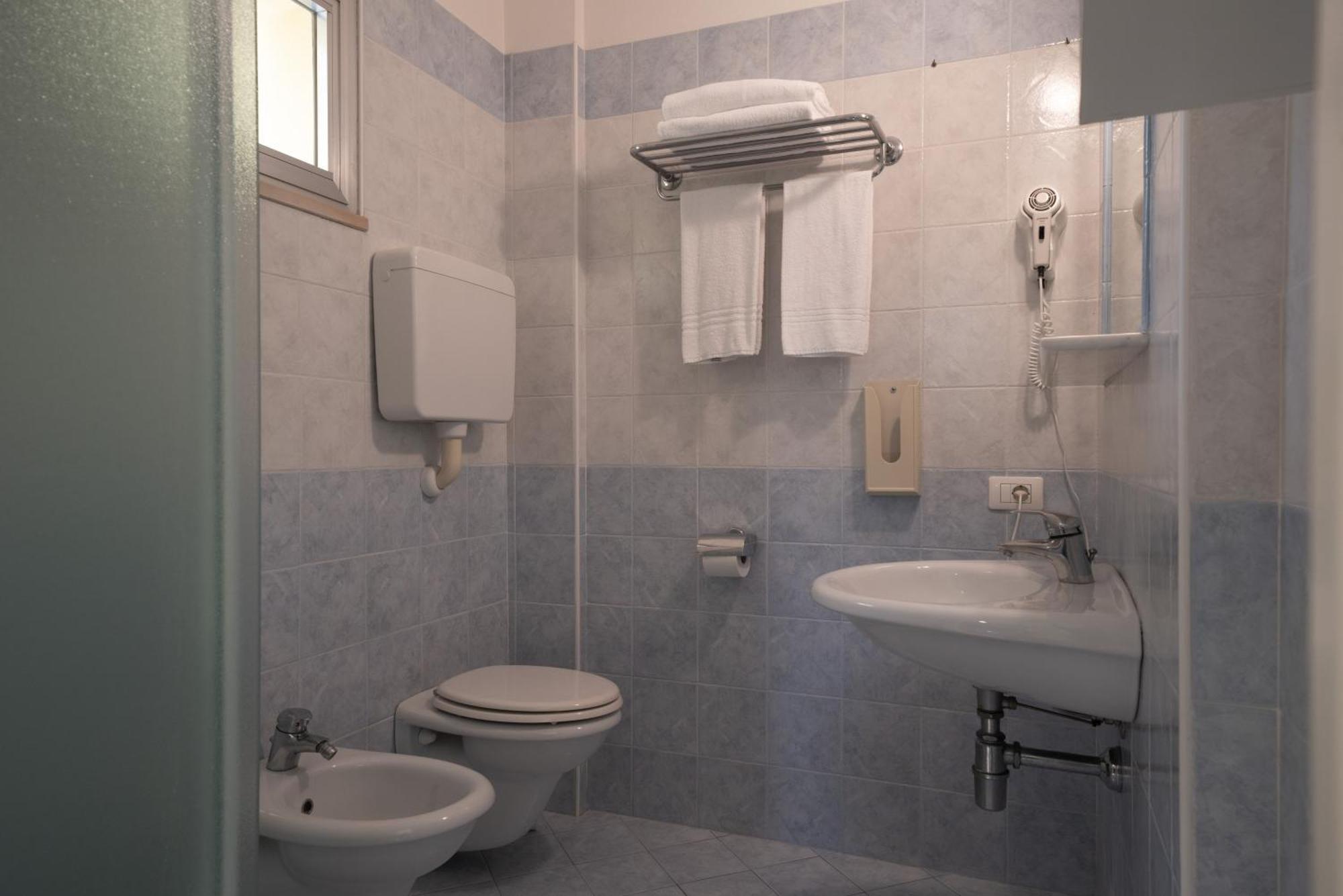 Hotel Marconi Cattolica Bagian luar foto