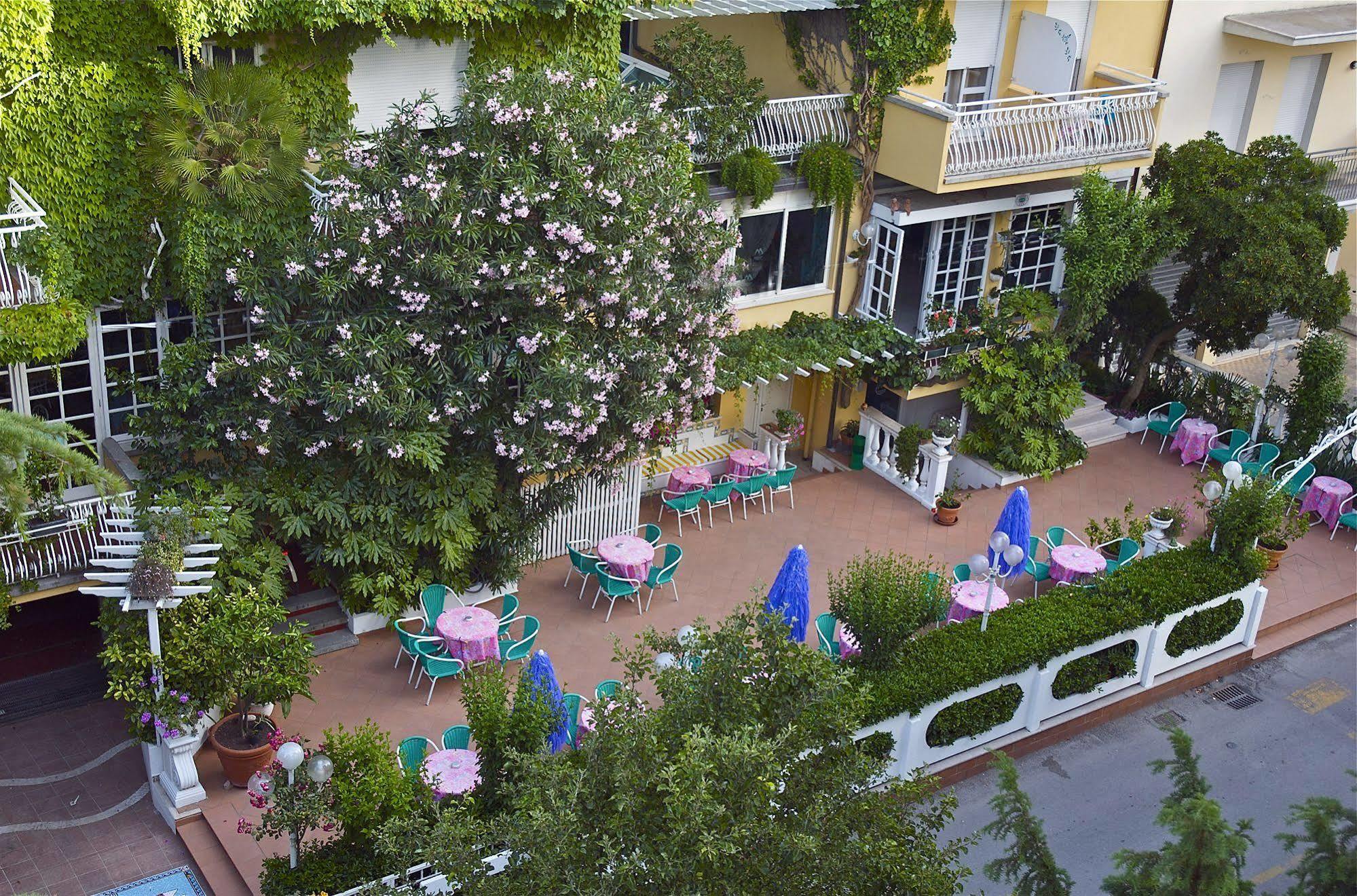 Hotel Marconi Cattolica Bagian luar foto