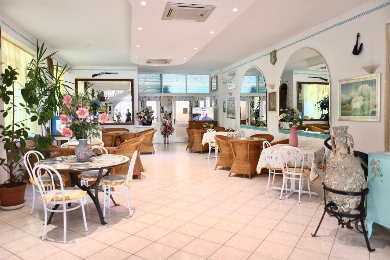 Hotel Marconi Cattolica Bagian luar foto