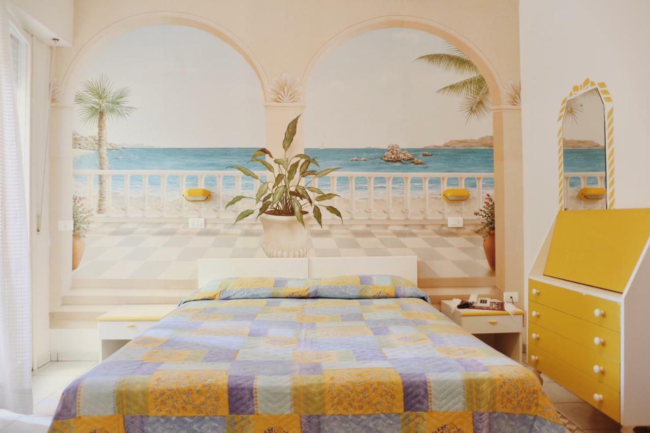 Hotel Marconi Cattolica Bagian luar foto