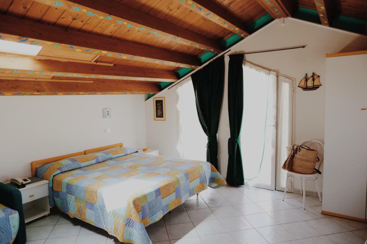 Hotel Marconi Cattolica Bagian luar foto