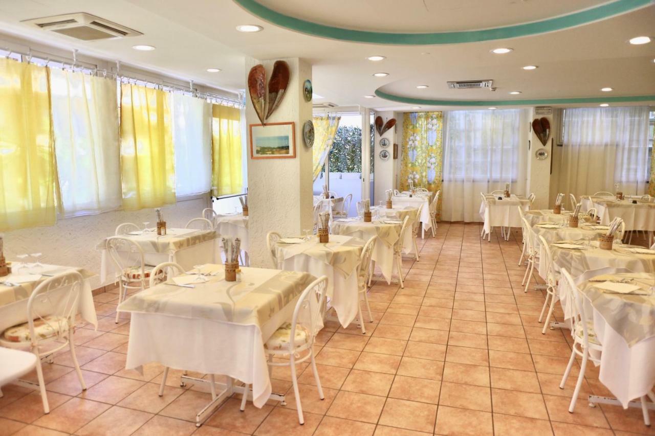 Hotel Marconi Cattolica Bagian luar foto