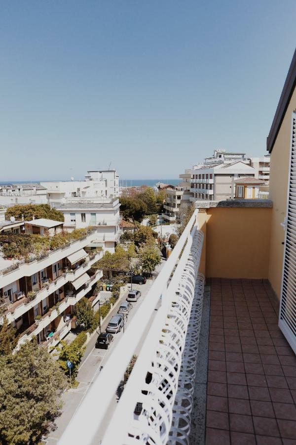 Hotel Marconi Cattolica Bagian luar foto